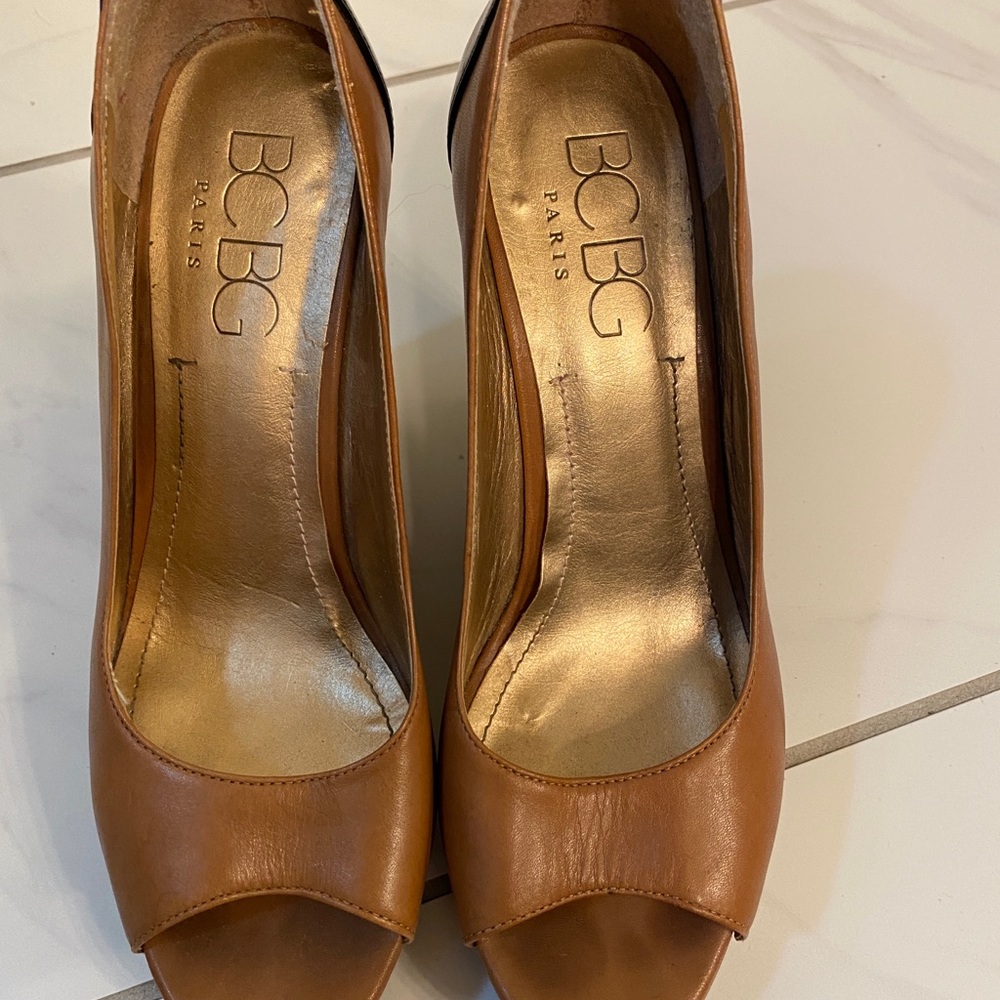 BCBG Wedge Brown/Black Heel Open Toe Size 8